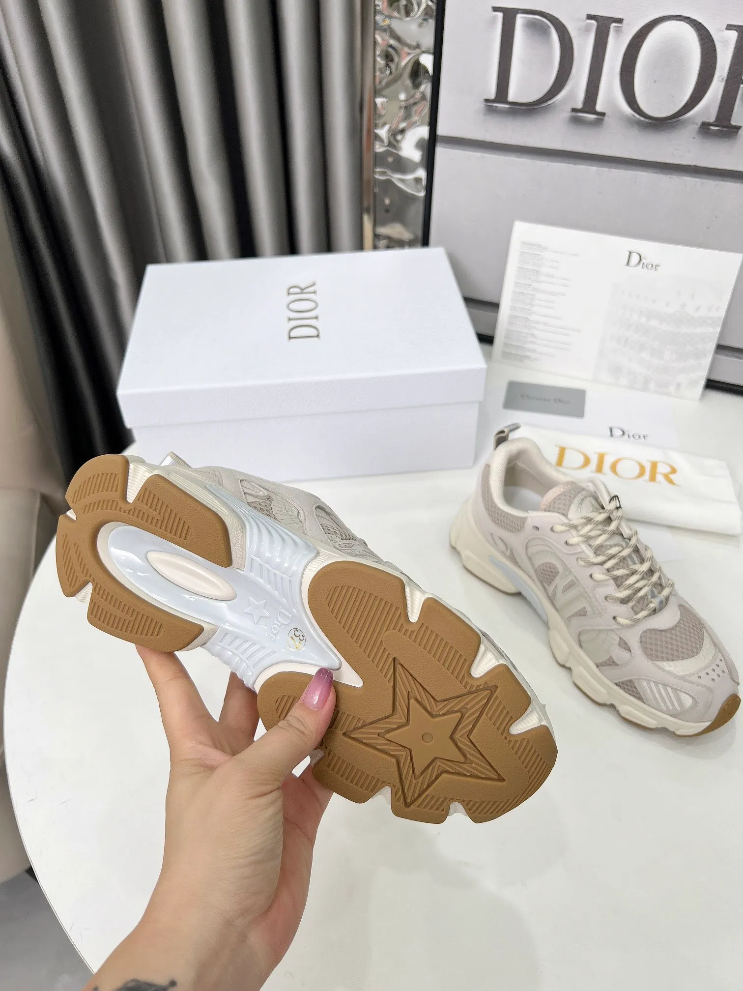 P560🐮🐮The official website of Dijia's new colors has been updated simultaneously [Celebration] This Dior Vibe sneaker incorporates Dior's high-end spirit and reinterprets classic running shoes. White mesh fabric features an Oblique print and is paired with laminated leather-effect panels in gold and silver tones for a contrasting look. It is further embellished with classic details such as 3D effect details, the lucky star symbol on the rear, and the logo on the tongue and rear pull tab. The lightweight sole is embellished with gray stars, complementing a variety of casual or elegant pieces for a modern look. Size: Women’s size 35-41 (35/42 can be customized) Men’s size 40-46 (39/46 can be customized)